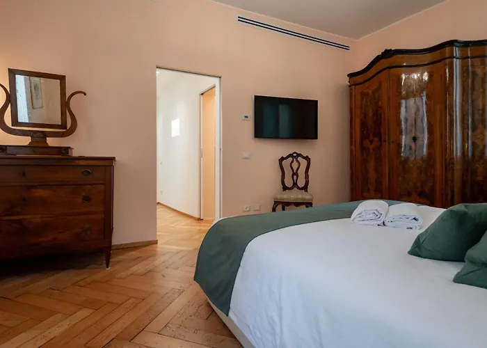 Cera Ai Leoncini Apartment