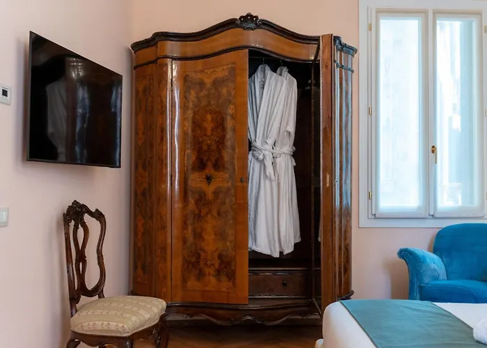 Cera Ai Leoncini Apartment *